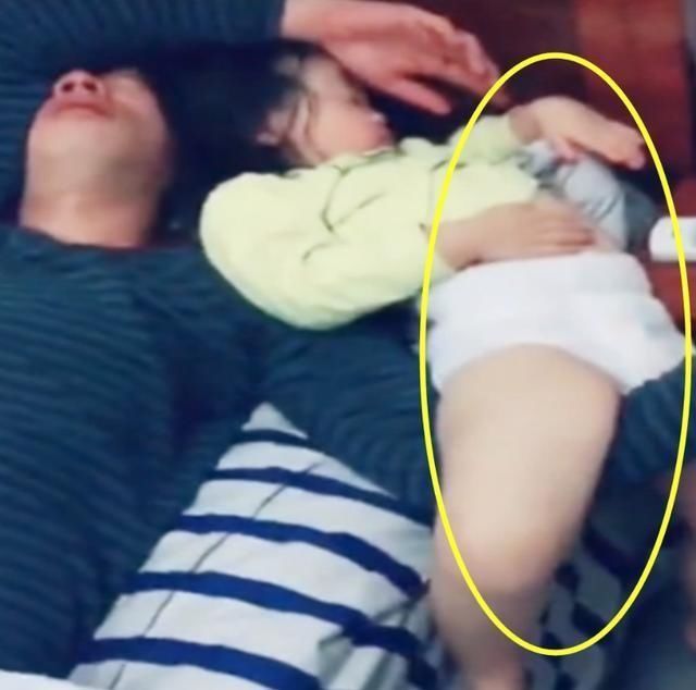 小玲|爸爸陪女儿睡觉,爷俩的睡姿让妈妈有点哭笑不得,网友:心太大了