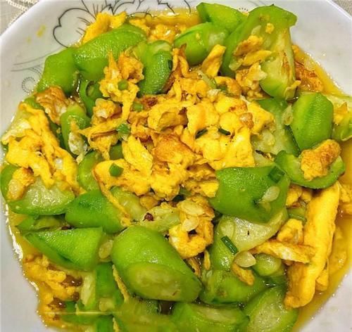 周末在家下厨做拿手家常菜，一上桌孩子就抢光，给家人露了一手