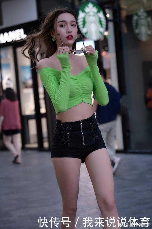 时尚|时尚穿搭绿色披肩上衣+黑色超短裤+凉鞋