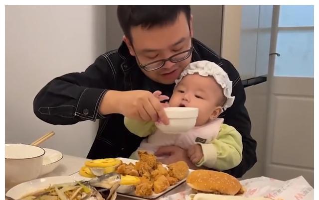 胸怀大志|四川一夫妻为6个月宝宝举办开荤宴,爸爸一开口就知道没那么简单