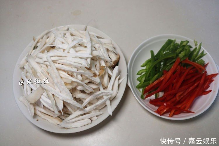 这三样一起炒,又鲜又脆,吃一口鲜嫩多汁,比肉嚼起来更香