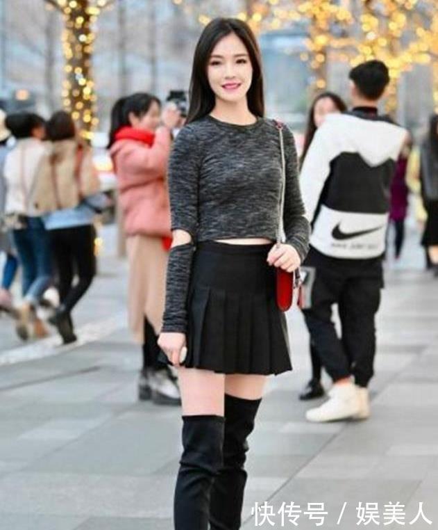街拍黑色紧身上衣+黑色百褶裙+高筒靴,青春亮丽,美感十足