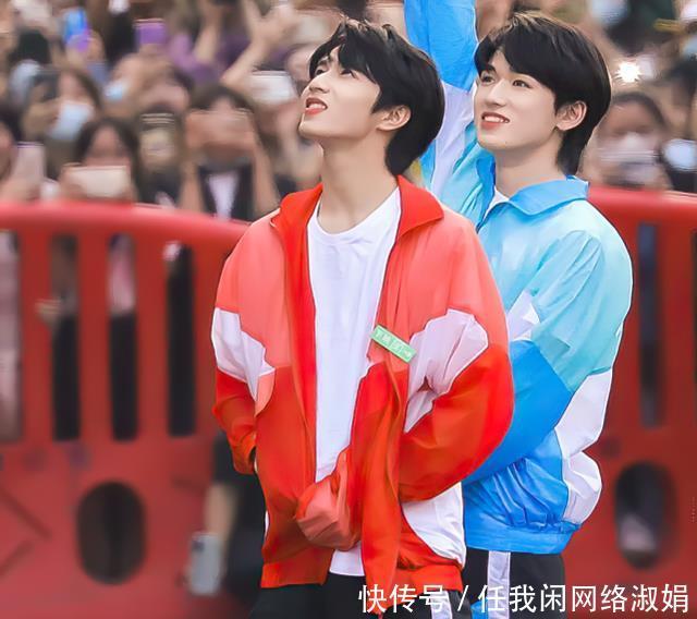 小宋 宋亚轩悄悄拔阿姨的葱,刘耀文立马告状,说的话让小宋不敢吃葱