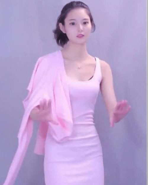 气质 性感“小”姐姐，吊带连衣裙穿搭，清纯气质展现魅惑十足！