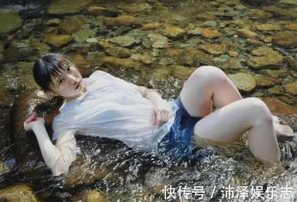 幅画作#日本“水中少女”图,因太逼真被争相收藏,网友忍不住想放大看