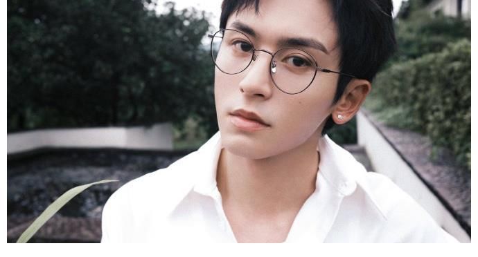 救护车|张哲瀚晒出抽血输液照,此前被拍到在录制节目时被救护车接走