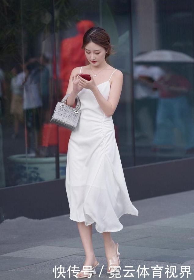 不喜欢裤子的束缚那就选择一条A字裙吧，可以让你摆脱庸俗感