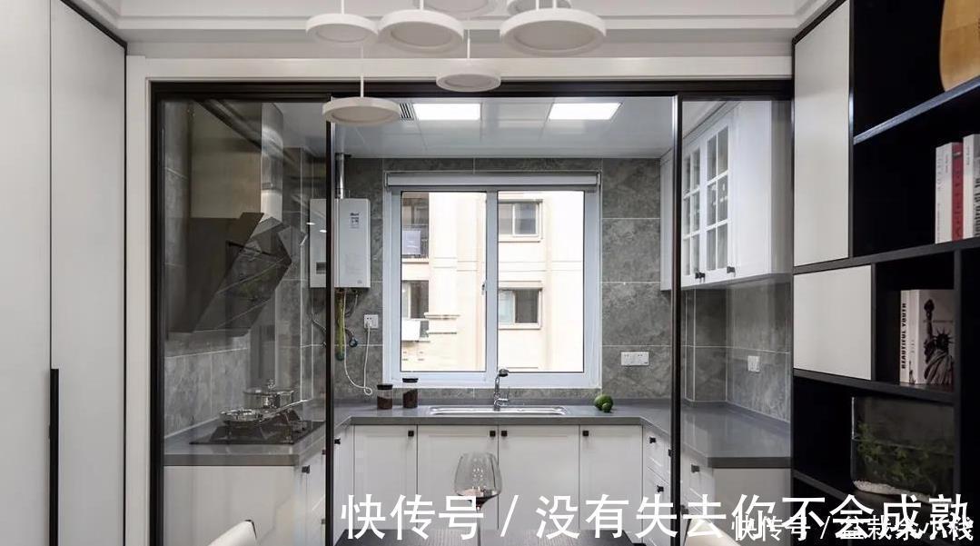 油烟|想做开放式厨房又担心油烟？装个内藏式推拉门，可进可出，很方便