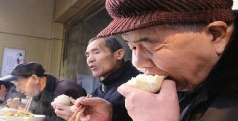  舒服|悄悄偷走“寿命”的5个习惯，熬夜只排第二，再舒服也要忍住