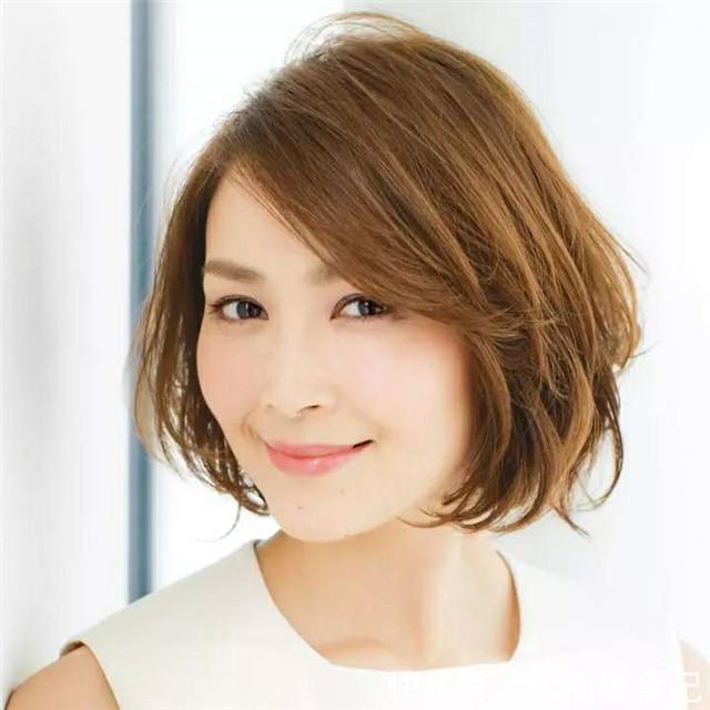 白头发|到了40岁的“家庭妇女”,有白发的剪这些发型,时髦减龄又气质