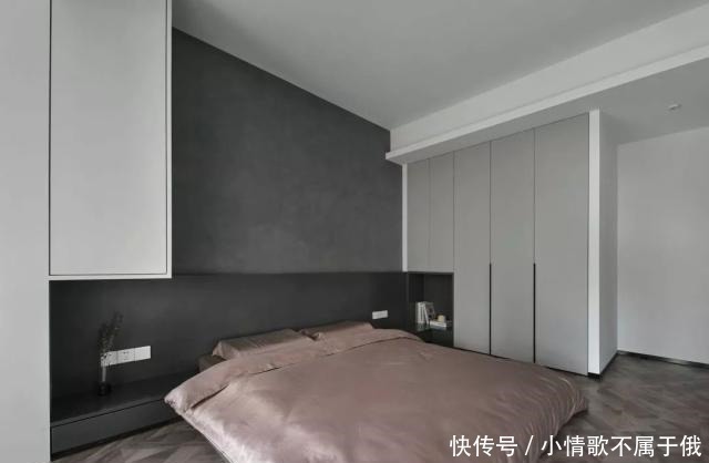 实用|快扔掉床头柜，老土又占地，现在年轻人卧室都这样装，美观更实用！