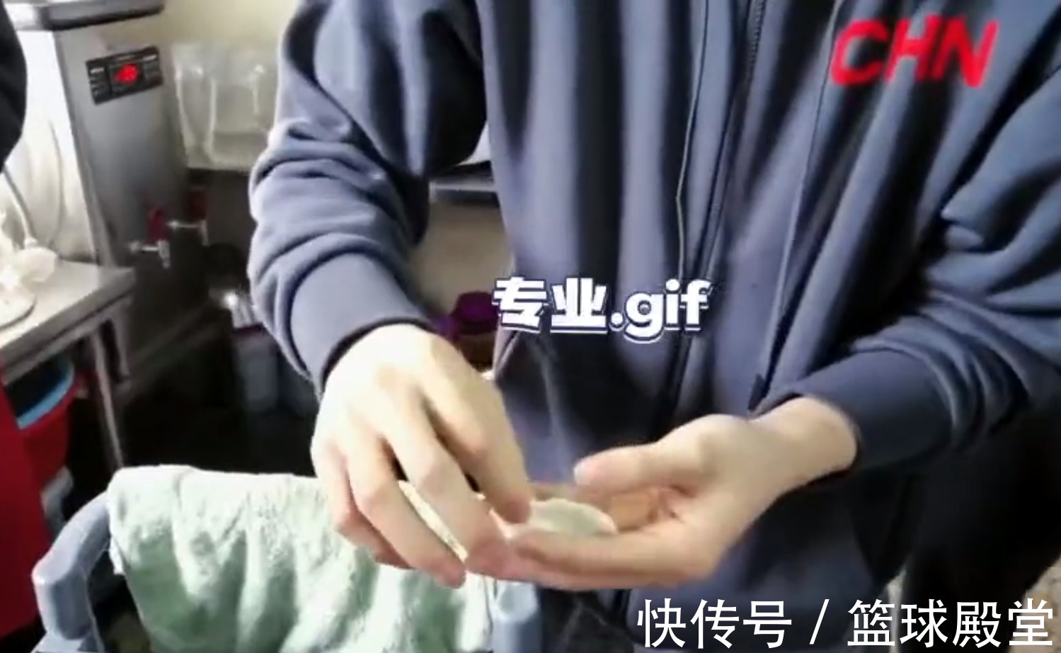嘲讽|徐杰包饺子趣事！露馅引赵睿嘲讽，随后完美操作，满脸得意太可爱