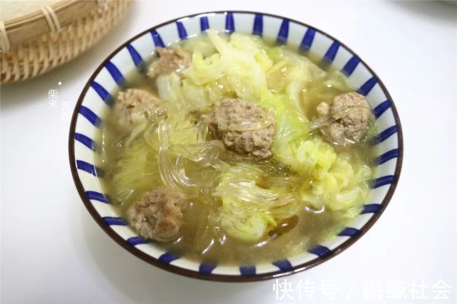 冬瓜|白菜和冬瓜一锅煮,搭配自制肉丸太好吃,每人一碗,连汤也不剩