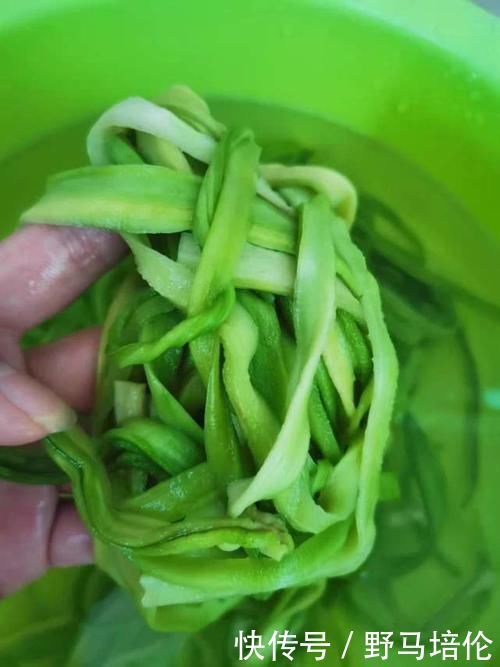 夏季多吃这菜，称为“天然泻药”，百吃不腻，排出毒素，肠道变通畅