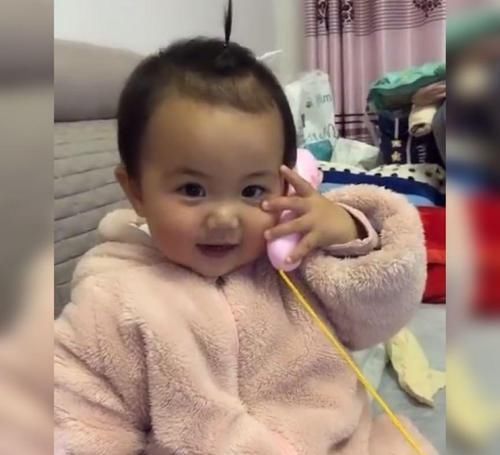 天线宝宝|萌娃用卡通手机给爸爸打电话走红,网友:准确抓住了每句话的精髓