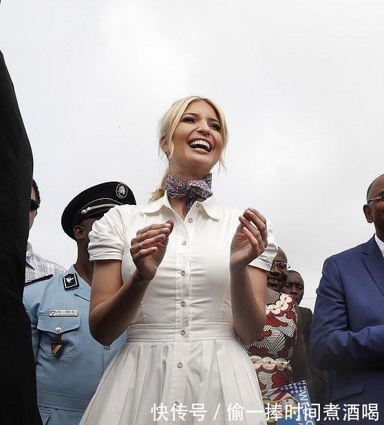 金发|伊万卡扎马尾装嫩,素颜皮肤白到发光,时尚感真强!