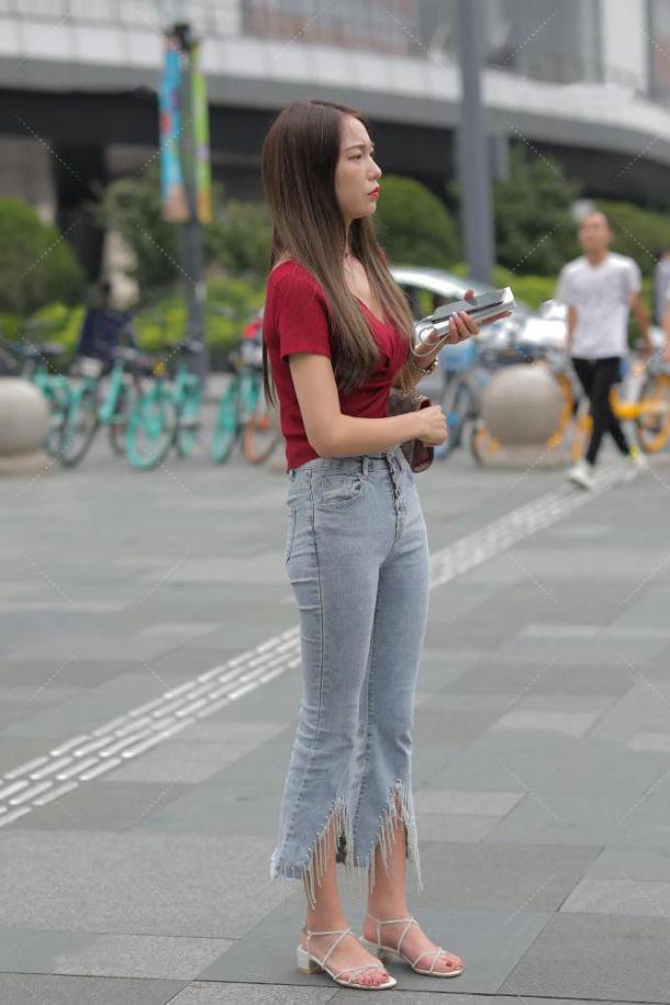 洒脱|美女一件枣红色的T恤搭一条浅色牛仔裤,展现出几分飘逸洒脱的美