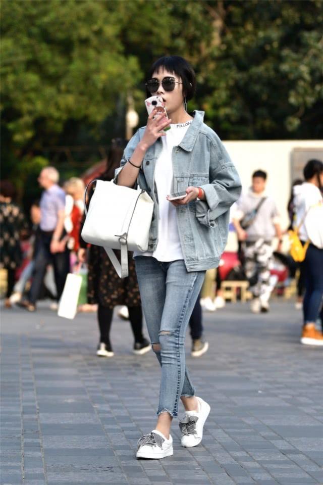 街拍:清新靓丽的时尚美女,灰色连衣裙柔美大方