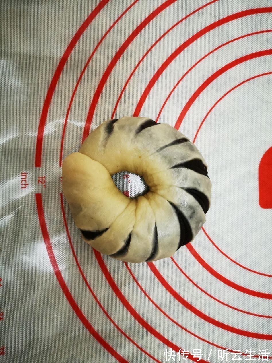 学会做豆沙圈圈面包,再也不用去蛋糕店买了,甜腻浓香真好吃