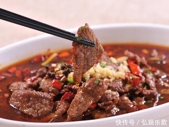 这菜比火锅还过瘾,香辣滑嫩配菜丰富,游客既饱口福还暖身体