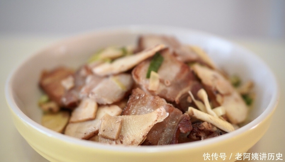 晒姐姐一家3口的年夜饭,吃得心满意足的样子,我感到无比的幸福