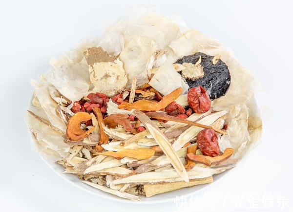 男性|男人进入45岁，喝水时多加点3种食材，肾脏或许会很“感谢”你