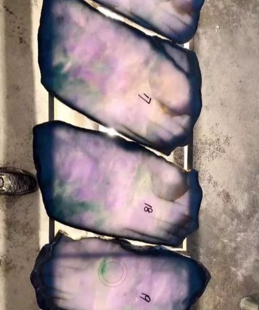 翡翠|117公斤巨型原石,足足切出28片春带彩翡翠,放眼望去