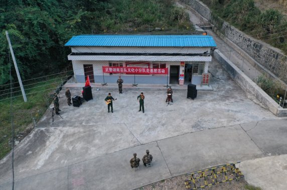 这场演出,只有两名观众