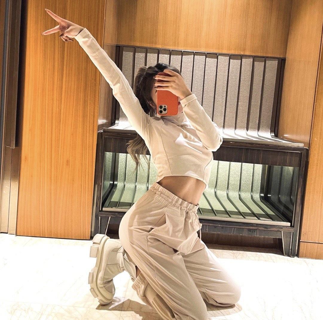 小蛮腰|女明星安崎气质绝了,穿卡其色格纹露脐装配黑色长裤,高级又洋气