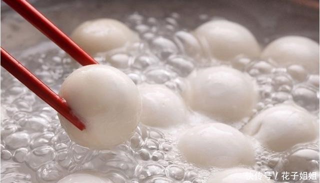 煮汤圆,是用冷水下锅还是热水一开始就错了,难怪会露馅破皮!
