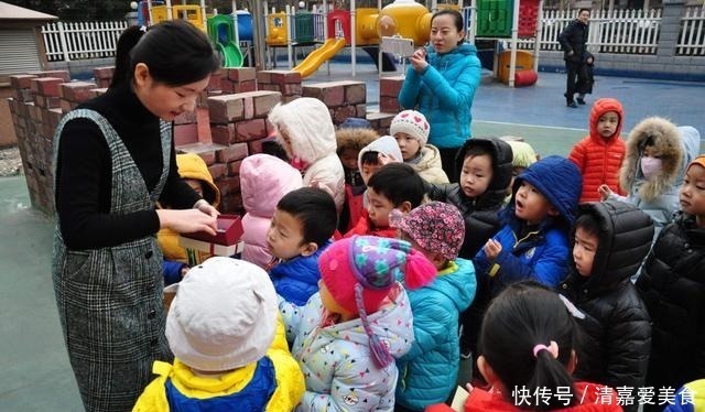 开心|孩子拿奖拿到“手软”，当家长的却满脸愁容，网友：这谁能开心？