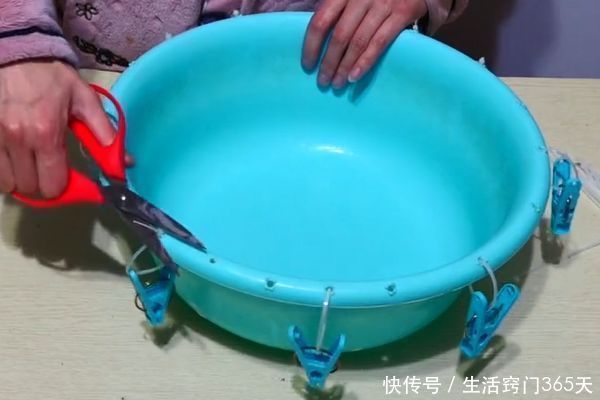 脸盆|废旧脸盆不要扔,戳几个小洞,放在阳台上,全家人都要抢着用!
