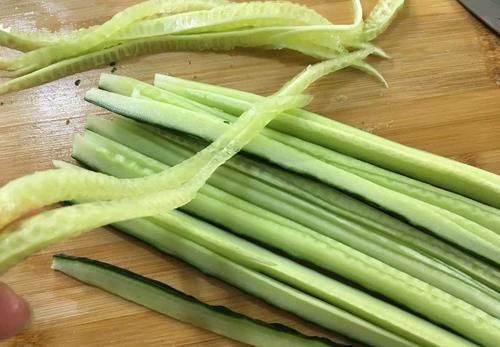 腌黄瓜“2不放1不浇”，酸辣脆爽，开胃又解馋，过年必备