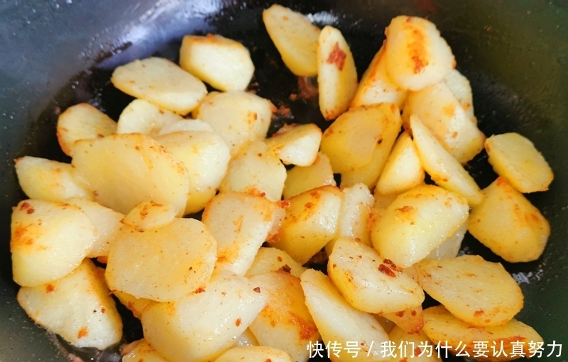 土豆这样做,外焦里糯比炒的好吃多了,每次做了孩子抢着吃