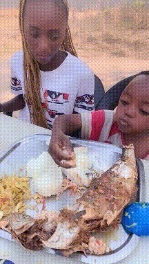 |搞笑GIF:都建功立业了,还是改不掉看见妹子就想抱的冲动