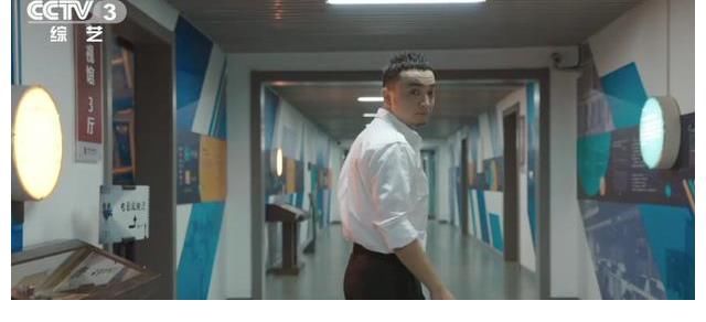 晚會(huì)|尼格買提：用奔赴之心來報(bào)國，喜提國慶晚會(huì)上唯一一個(gè)央視主持人