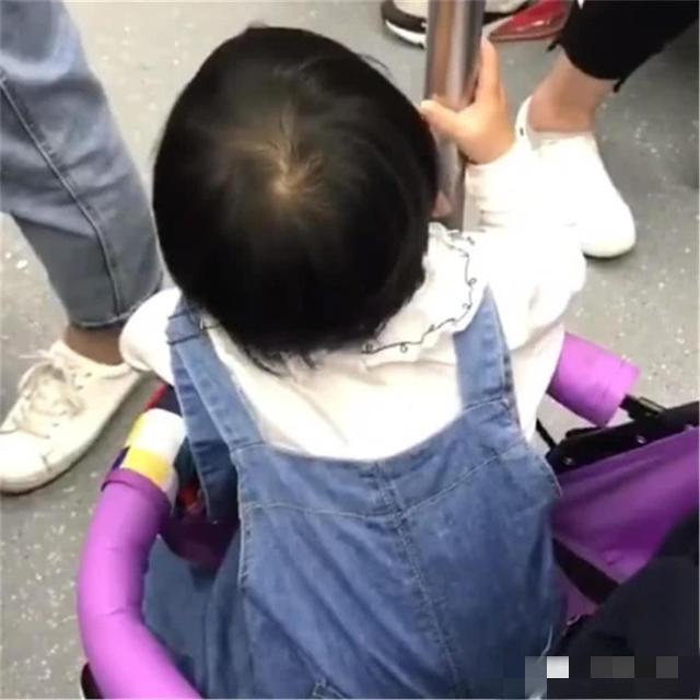 好奇心|地铁上，3岁宝宝盯着一个人看了20分钟，妈妈转头一看笑喷了