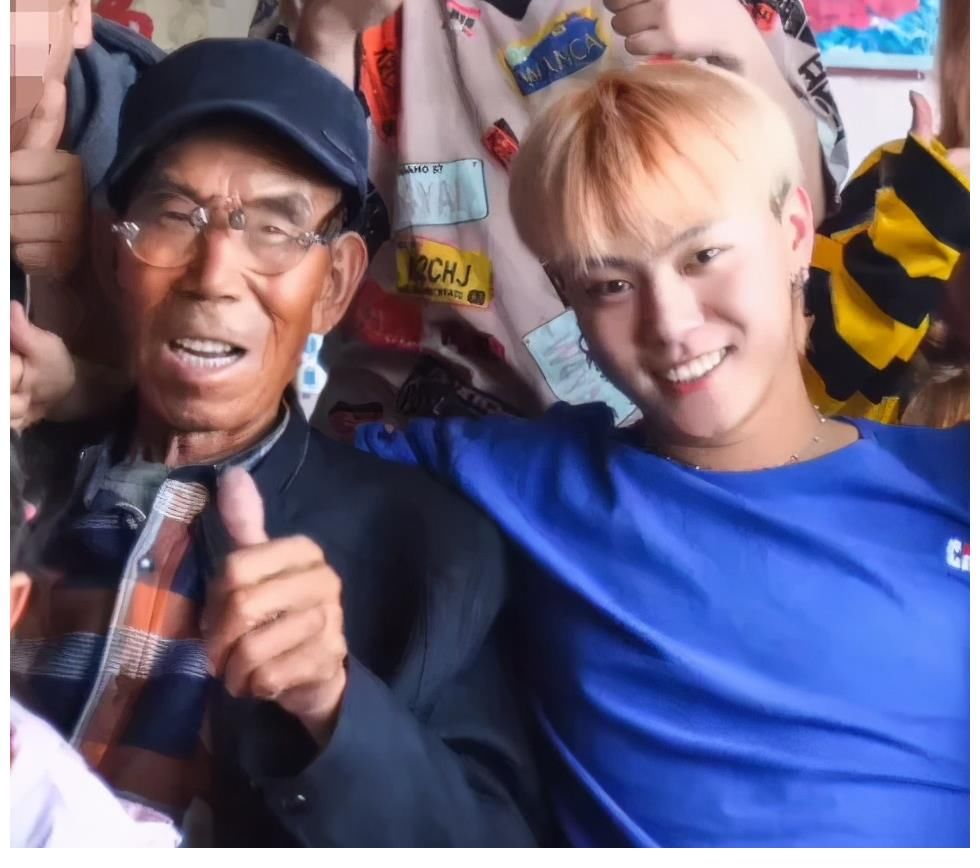 丫头|《变形记》6年后，和爷爷相依为命的丫头去世，富二代做法太暖心