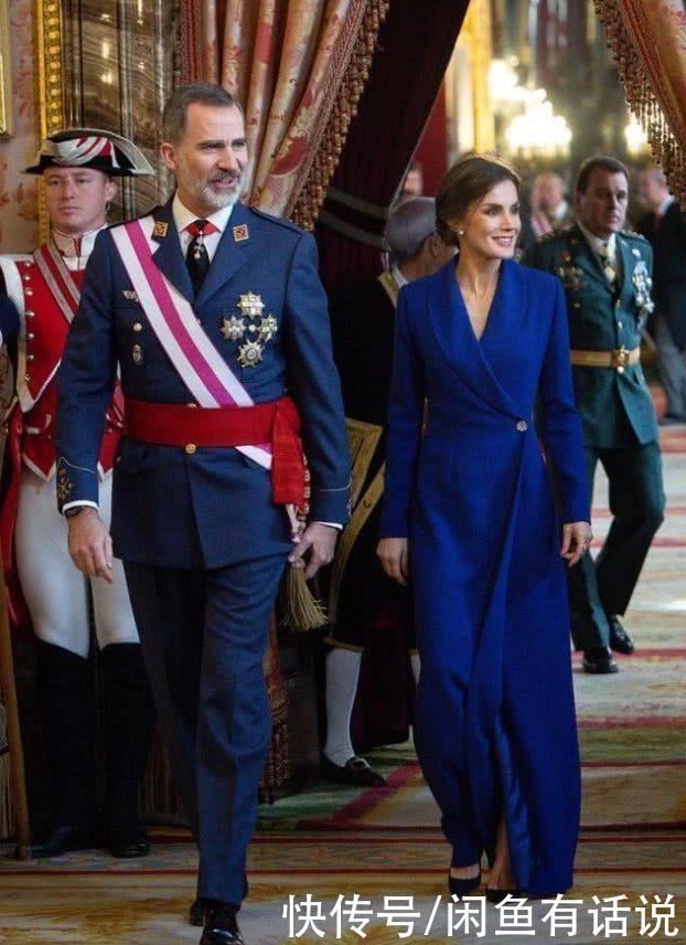 头发|西班牙王后盘起头发更惊艳,穿超长大衣优雅大气,这才是王室风范