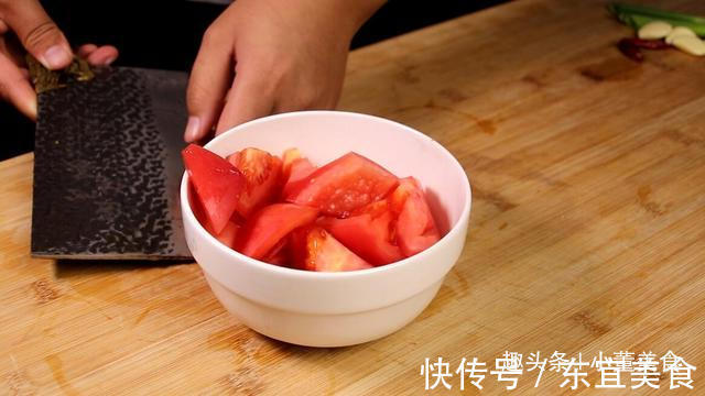 做法|茄夹最好吃的做法,加1个西红柿,酸爽开胃,好吃不油腻,解馋
