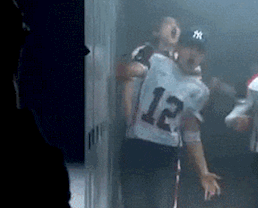 |搞笑GIF:男子骑自行车送花告白,美女的反应太霸气,底气十足!