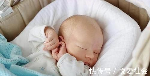 发育|宝宝“投降式”睡姿火了,背后原因却很少人知道,宝妈提前了解