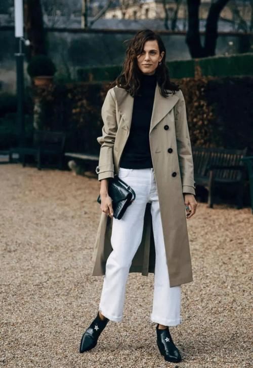 时髦的女人很少选阔腿裤了，今年流行的是“豆腐裤”，显瘦又显高