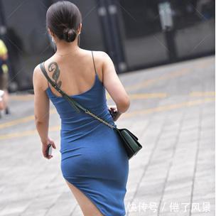 深蓝|深蓝吊带连衣裙，裙摆处的开叉设计，别具一格