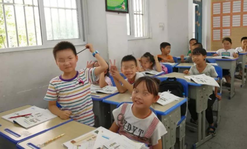 同龄|男孩小时候经常被女孩欺负?大人的“刻板印象”,让男孩受尽委屈