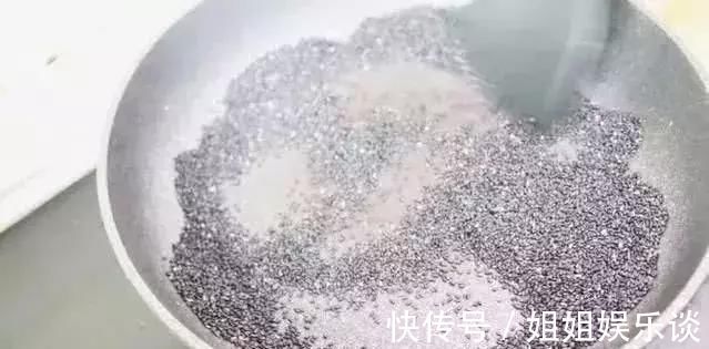 红糖水|糯米粉最好吃的做法，开水一烫，大刀一切，全家人都有爱吃