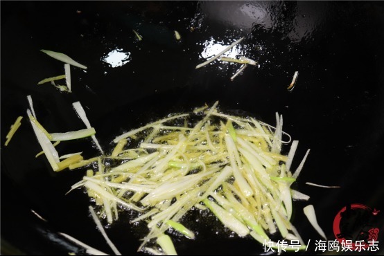  入味|炒蘑菇时，直接下锅炒就“毁”了，多加这一步，蘑菇鲜嫩更入味