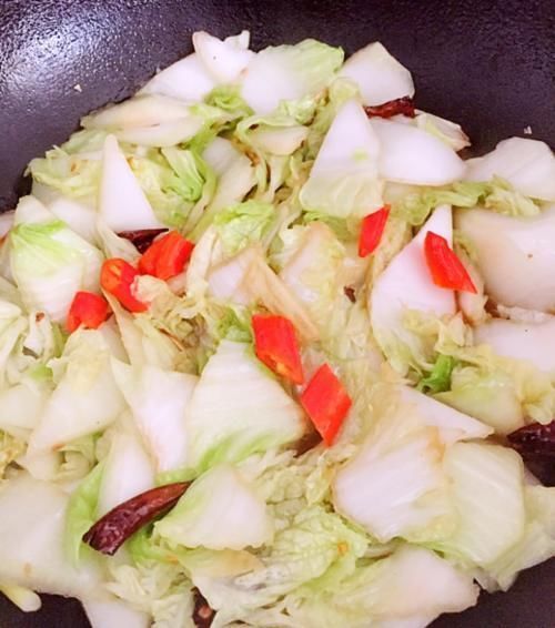 帮子|炒白菜，千万别切好就下锅牢记3点，鲜嫩脆爽又入味，还不出水