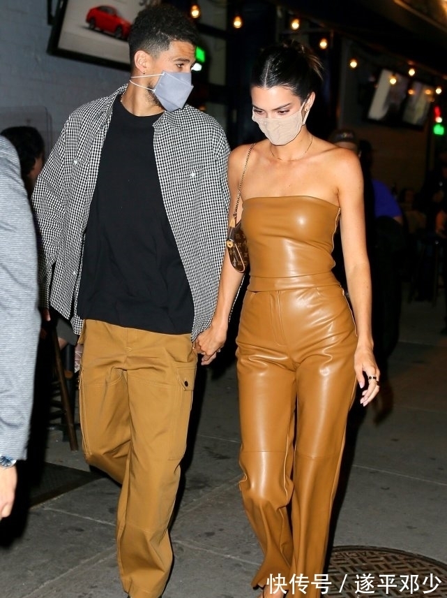 总决赛|布克自曝一周前感染新冠!失去味觉和嗅觉,拒绝透露是否接种疫苗