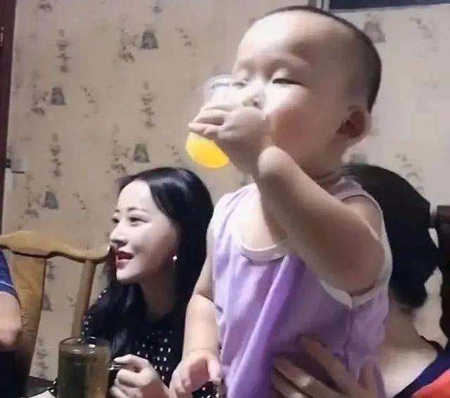 表情|“戏精宝宝”火了,喝个果汁表情逗乐众人,可以拿奥斯卡了
